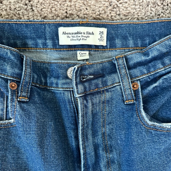 A&F Curve Love Ultra High Rise 90’s Slim Straight Jeans - Picture 3 of 4